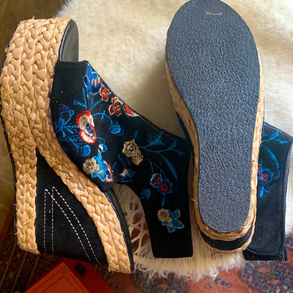 Embroidered Wedge - Picture 3 of 5